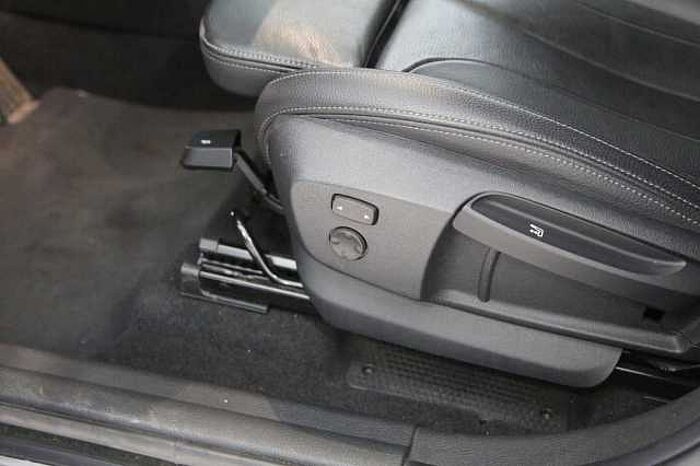 BMW 220 i Active Tourer Sport Line PDC SHZ HUD
